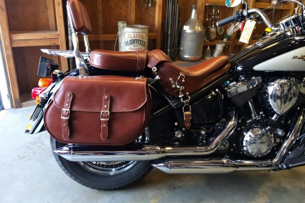 Sacoches moto custom en cuir : accessoires pour personnaliser votre moto à acheter en ligne